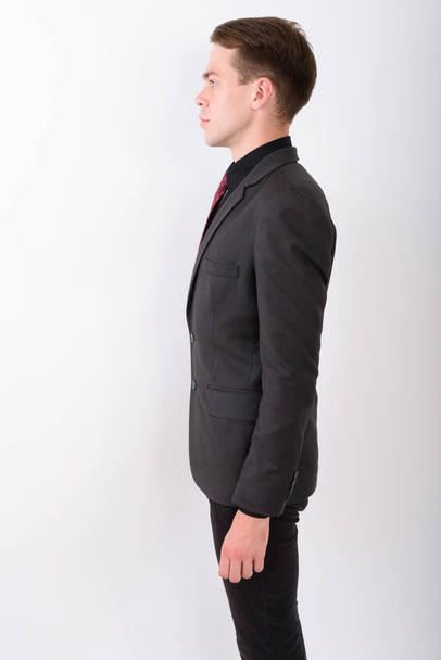 Mladý pohledný podnikatel oblek proti bílým pozadím - Fotografie, Obrázek