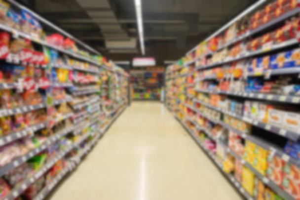 Image floue de l'allée et des étagères des supermarchés, Concept d'entreprise
 - Photo, image