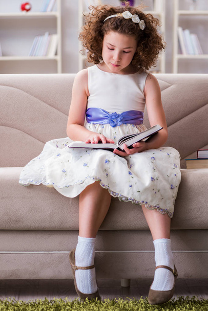 Petite jolie fille lisant des livres à la maison - Photo, image
