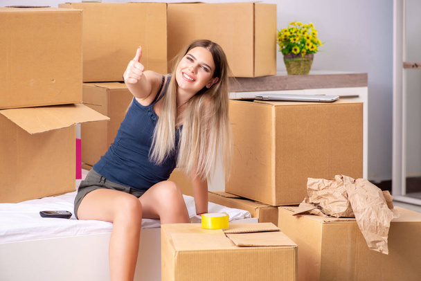 Young woman moving to new place - Photo, Image