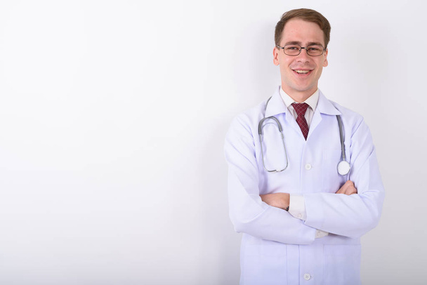Молодой красивый мужчина доктор в очках против белого рюкзака
 - Фото, изображение