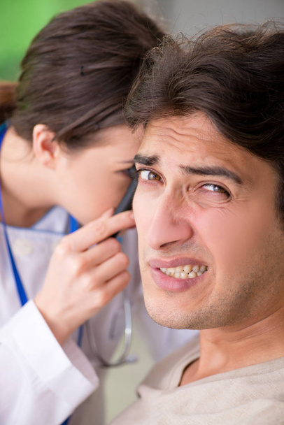 Médica verificando pacientes ouvido durante o exame médico  - Foto, Imagem