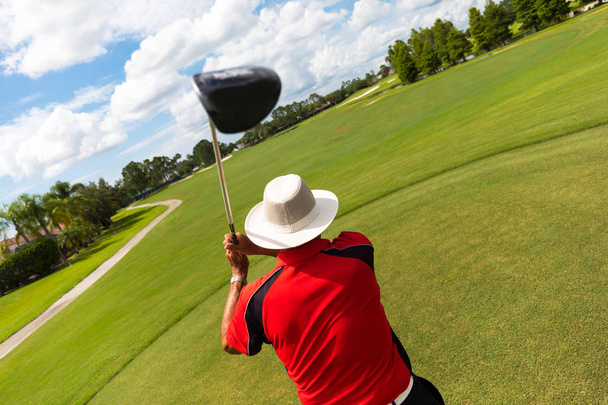 Senior beim Abschlag im Golf-Resort. - Foto, Bild