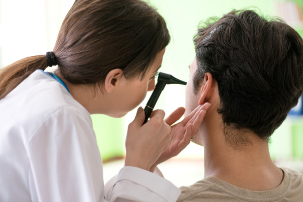 Médica verificando pacientes ouvido durante o exame médico  - Foto, Imagem