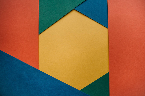 色とりどりの紙がテキストのためのスペースの幾何学的形状を形成 - 写真・画像