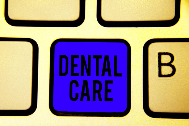 Diş Bakımı gösterilen metin işareti. Kavramsal fotoğraf bakım sağlıklı diş veya temiz gelecek klavye mavi anahtar için niyet tutmak için yansıma belge bilgisayar oluşturmak - Fotoğraf, Görsel