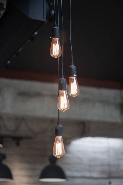 Lâmpadas de luz decorativas em estilo moderno, foto stock
 - Foto, Imagem