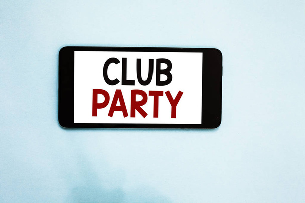 Wyświetlono Club Party znak tekstu. Koncepcyjnych fotografii społecznej gromadzenie w miejscu, które jest nieformalne i może mieć napoje telefon komórkowy biały ekran ponad jasnoniebieskie tło tekstu wiadomości aplikacji - Zdjęcie, obraz