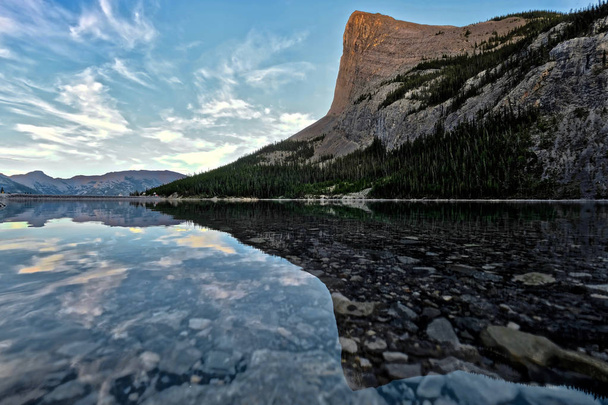 Ha LIng Peak reflection in Grassi lakes. Sentier de randonnée populaire près de Canmore à Kananaskis. Rocheuses canadiennes. Alberta. Canada
. - Photo, image
