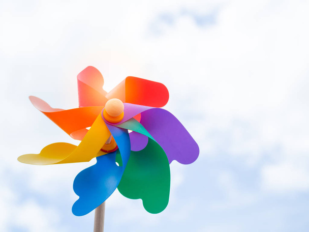 Pinwheel colorido bonito no fundo do céu azul no dia ensolarado com espaço de cópia
. - Foto, Imagem
