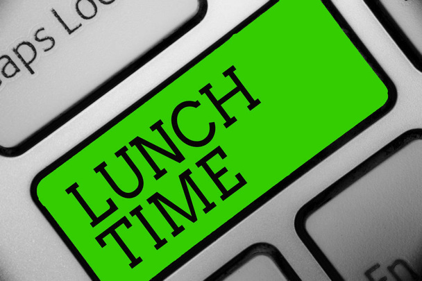 Tekst znak pokazuje czas na obiad. Zdjęcie pojęciowy posiłek w środku dnia po śniadaniu i przed kolacja Keyboard zielony klucz zamiar utworzyć komputer odbicie dokumentu - Zdjęcie, obraz