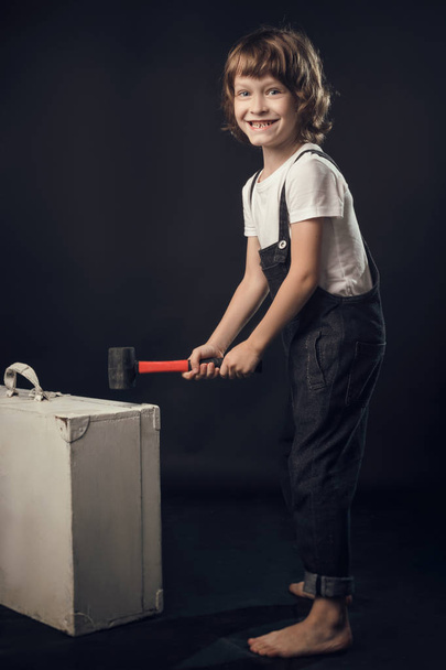 lapsi emotionaalisesti poseeraa kameran studiossa valkoisella taustalla
 - Valokuva, kuva