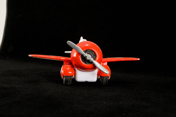 Primer plano del juguete del avión sobre un fondo liso - Foto, Imagen