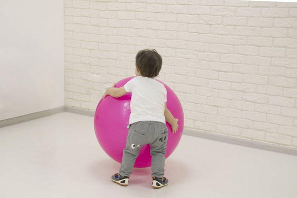 Dítě se baví s gymnastický míč - Fotografie, Obrázek
