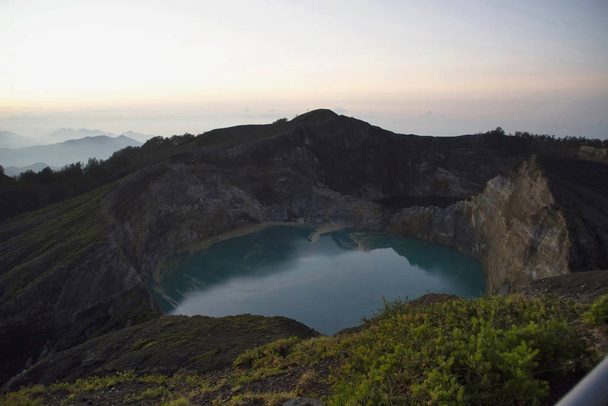 Озеро Келимуту, Индонезия. Келимуту - вулкан, расположенный недалеко от маленького городка Мони в центральной части острова Флорес в Индонезии. Вулкан содержит три ярких вершины кратера озер разного цвета
 - Фото, изображение