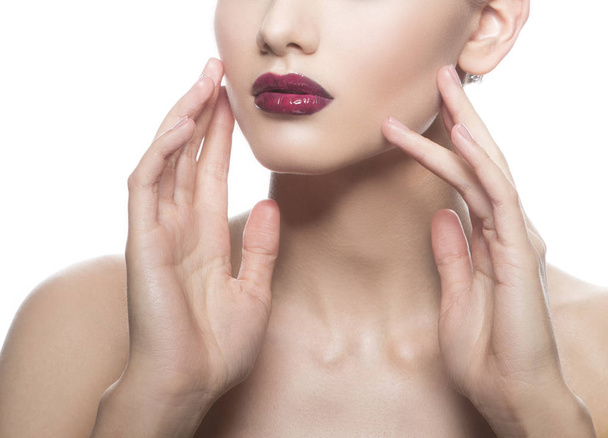 Retrato recortado de mujer joven con labios oscuros de moda sobre fondo blanco
 - Foto, imagen