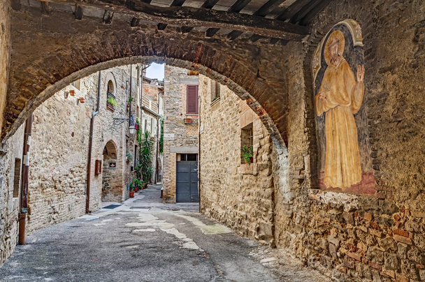 BEVAGNA, UMBRIA, ITALIA - 8 DE SEPTIEMBRE: pueblo medieval italiano, pintoresca vista de un antiguo callejón estrecho con arco el 8 de septiembre de 2013 en Bevagna, Umbría, Italia
 - Foto, imagen