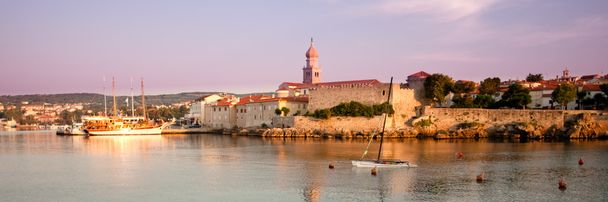 Vista panorâmica do porto de Krk e muralhas da cidade do mar com manhã
 - Foto, Imagem