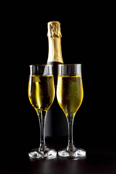 şampanya bardağı ve şişe koyu arka plan üzerinde  - Fotoğraf, Görsel