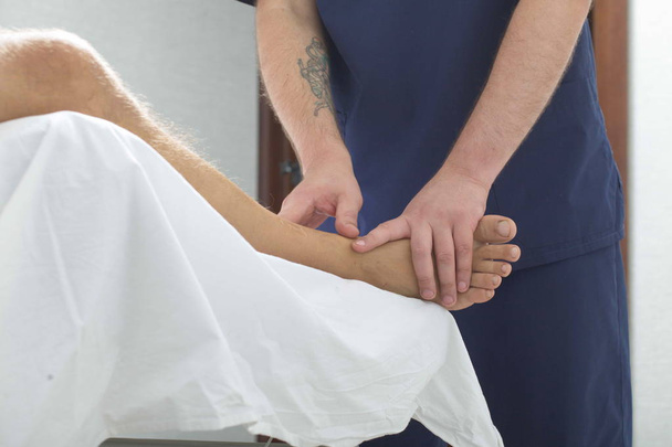massage therapist makes a man a massage - Fotoğraf, Görsel