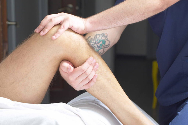 terapeuta de massagem faz um homem uma massagem
 - Foto, Imagem