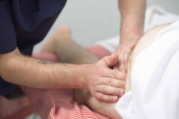 massage therapist makes a man a massage - Foto, imagen