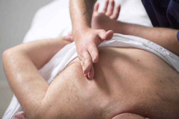 massage therapist makes a man a massage - Φωτογραφία, εικόνα