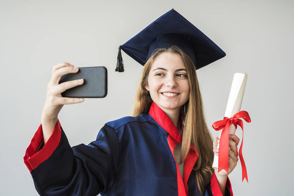 Young female student graduating from university - Foto, afbeelding