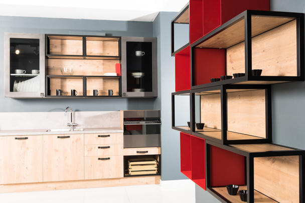 interno della moderna cucina a luce pulita con banchi da cucina e ripiani rossi
 - Foto, immagini