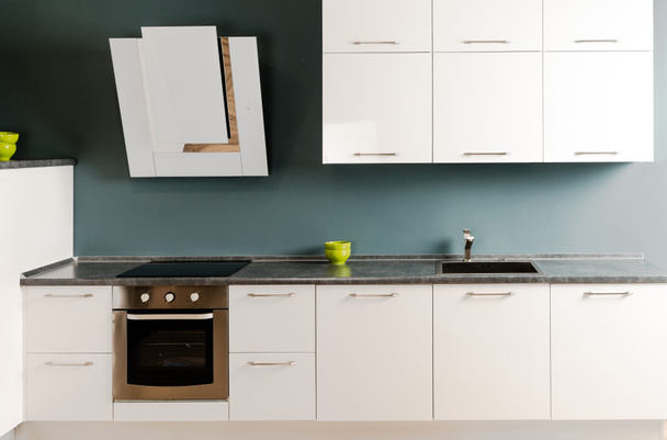 интерьер современной кухни с белым кухонным шкафом, плитой и духовкой
 - Фото, изображение