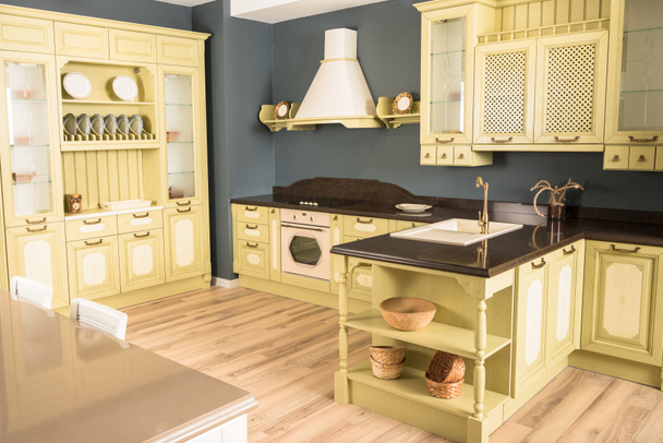 εσωτερικό του μοντέρνα πράσινο φως κουζίνα με άνετη επίπλωση και ξύλινο δάπεδο - Φωτογραφία, εικόνα