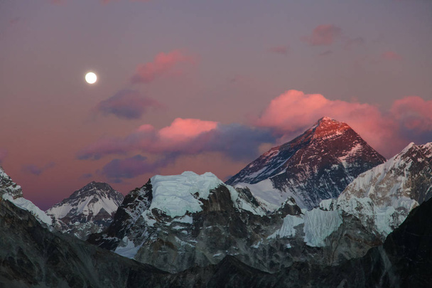 Καταπληκτικά βουνά στα Ιμαλάια - Νεπάλ. - Φωτογραφία, εικόνα