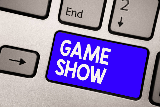 A kézírás szöveg játék Show. Koncepció, azaz a Program a televízió vagy a rádió, a játékosok, hogy nyerhet billentyűzet kék gomb szándék létrehozása számítógép számítástechnika elmélkedés dokumentum - Fotó, kép