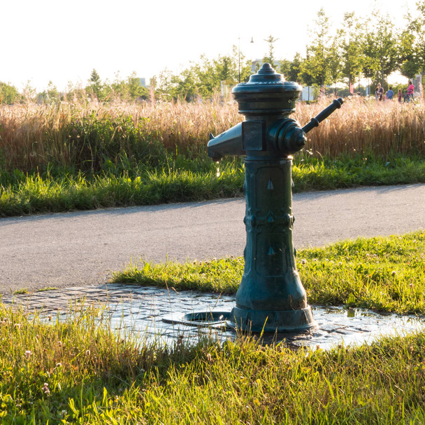 Fontaine à boire, aussi appelée fontaine à eau ou bulle, elle est conçue pour fournir de l'eau potable.
 - Photo, image