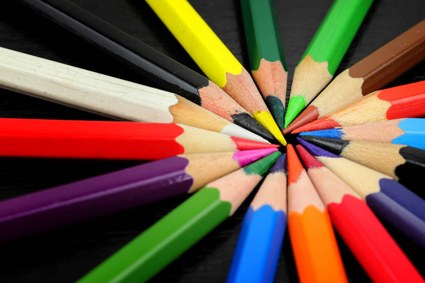 Colored pencils from stationery arranged in a circle. Rainbow Spectrum of writing needs for painting. - Fotoğraf, Görsel