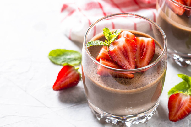 Chocolade dessert van slagroom en aardbeien in glas. - Foto, afbeelding