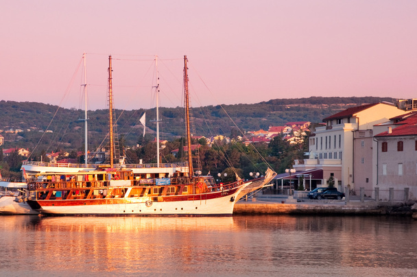 Navio à vela atracado no porto de Krk luz da manhã - Croácia
 - Foto, Imagem