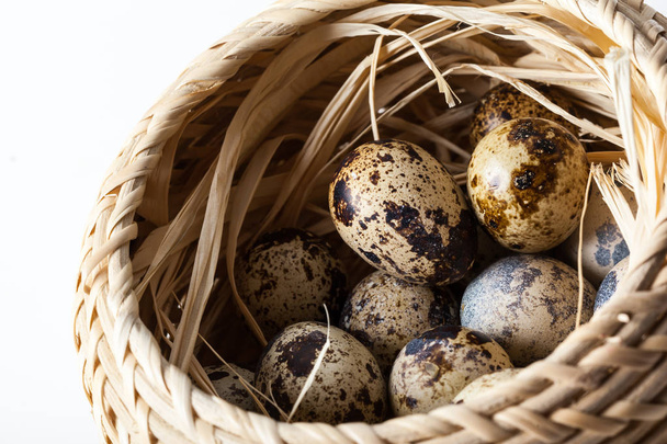 Close view of fresh quail eggs in wicker plate - Foto, immagini