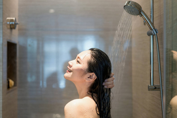Беременная девушка с большим животиком принимает ванну и моется в душе фото