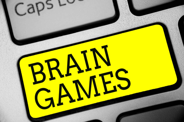 Teksti merkki osoittaa Brain Games. Käsitteellinen valokuva psykologinen taktiikka manipuloida tai pelotella vastustaja Näppäimistö keltainen avain Aikomus luoda tietokone computing heijastus asiakirja
 - Valokuva, kuva