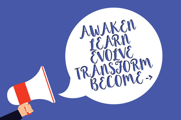 Escrita de mão conceitual mostrando Awaken Learn Evolve Transform Become. Texto da foto do negócio Inspiração Motivação Melhorar Homem segurando megafone alto-falante fala bolha azul fundo
 - Foto, Imagem