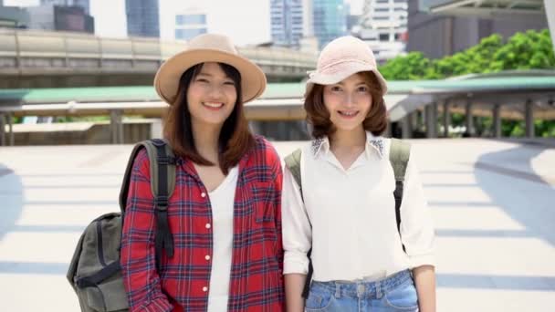 Bangkok, Tayland seyahat traveler backpacker Asyalı kadınlar lezbiyen lgbt çift. Mutlu genç kadın harcama inanılmaz landmark gezisi tatil ve geleneksel şehirde onun yolculuk keyfini çıkarın. - Video, Çekim
