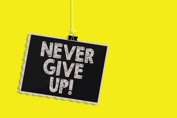 Kirjoitan lappua, joka näyttää "Älä koskaan luovuta". Business valokuva esittelee Jatka yrittämistä kunnes onnistut seuraa unelmiasi tavoitteet roikkuu liitutaulu viesti viestintä merkki keltainen tausta
 - Valokuva, kuva