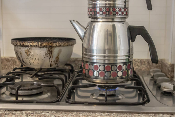 Zár-megjelöl szemcsésedik hagyományos vízforraló a tea áztatáson meleg - Fotó, kép