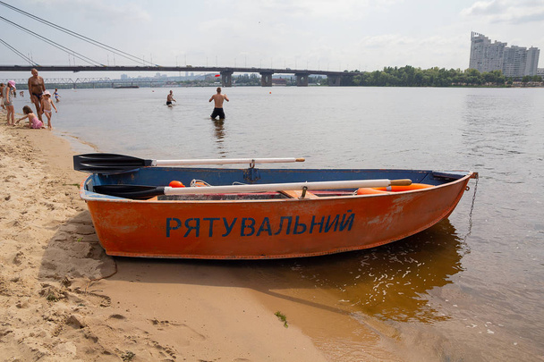 Kiev, Ukraine - 28 juillet 2018 : Un bateau de sauveteurs sur les rives du Dniepr. L'inscription à bord du "Sauveteur" en ukrainien
 - Photo, image
