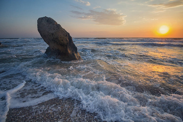 Волны, прибрежные скалы, рассвет в море. Морской пейзаж
 - Фото, изображение