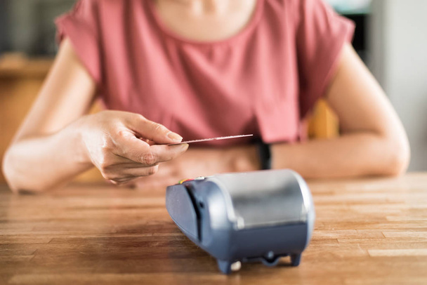 γυναίκα χρησιμοποιώντας μια πιστωτική κάρτα, η έννοια της πληρωμής ή για ψώνια - Φωτογραφία, εικόνα