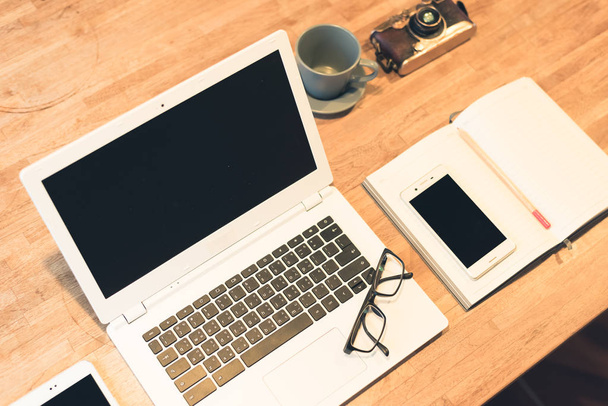 óculos e laptop na mesa com ninguém, conceito de trabalhar em casa
 - Foto, Imagem