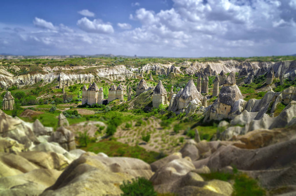 Etkileyici fungous formlar Cappadocia, Nevşehir İl, ilçe, Asya Kanyon'da tepelerde ve kumtaşı. Doğa kavramı arka plan güzelliği.  - Fotoğraf, Görsel