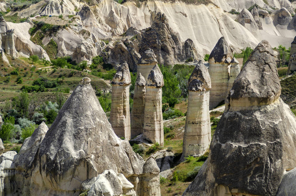 Impresionantes formas fungosas de arenisca y colinas en el cañón de Capadocia, provincia de Nevsehir, región de Anatolia, Turquía, Asia. Belleza de la naturaleza concepto fondo
.  - Foto, imagen